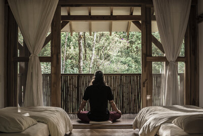 Un hombre hace yoga en la Selva