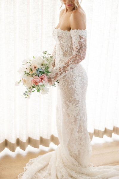 white and blush bridal bouquet in san luis obispo at greengate ranch by precious and blooming