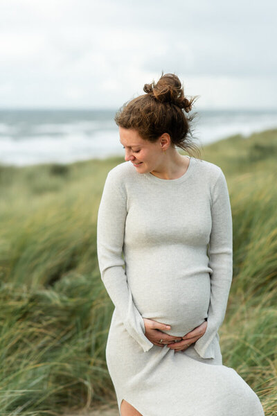 Zwangerschap fotoshoot in Leiden aan de zee van een zwangere vrouw.