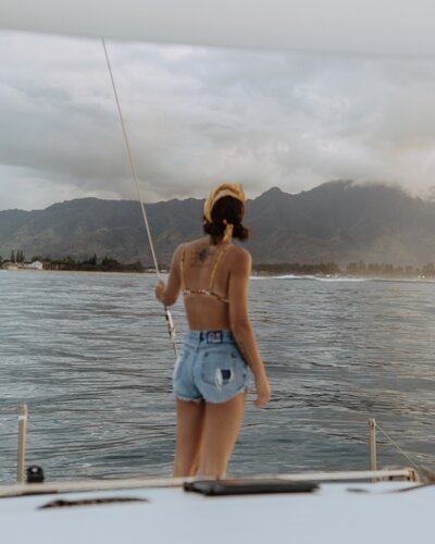 Traveling filmmaker documenting an unscripted love story worldwide. Hawaii adventure for filmmaker.