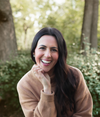 headshot of Liz smiling