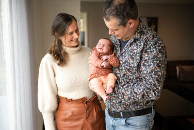 Newbornshoot thuis Stralende liefde