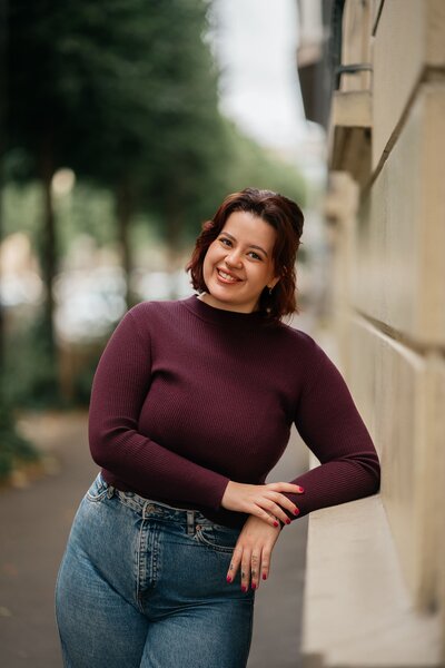 Tokalie, masseuse bien-être chez Maison Tokama à Rennes, prépare la salle de massage dans une ambiance douce et relaxante.
