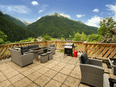 Prachtig uitzicht op de Oostenrijkse Alpen en groene weiden vanuit een kamerraam van Haus Arlberg.