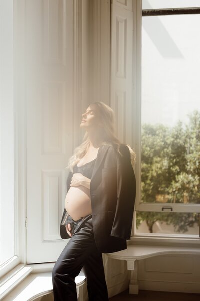 Zwangerschapsshoot in daglichtstudio Mae Maison in Veghel