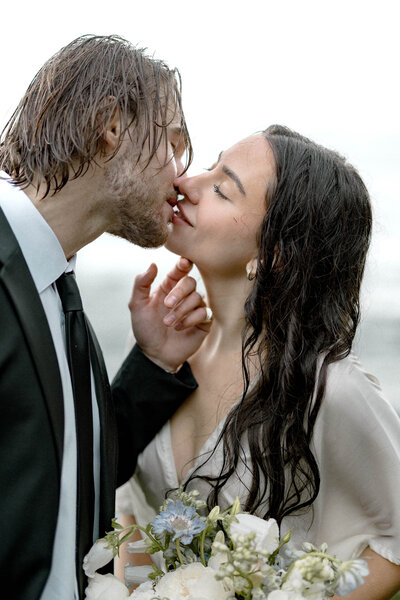couple eloping and kissing on a cliff  Sandra Vallejo Photography