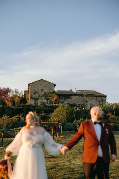 Couple sharing a magical moment on their wedding day in Tuscany’s rolling hills.