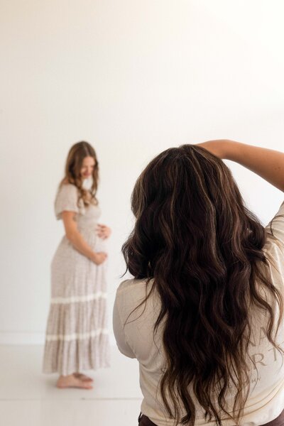 Helena Schwartz photographing a maternity client