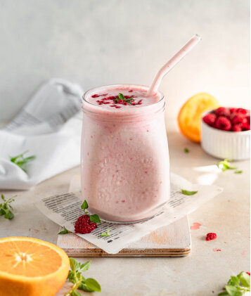 a refreshing image of a summery berry smoothie that is mouth-watering and energizing to look at