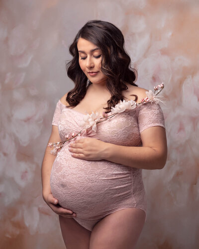 Pregnant woman in pink, Klamath Falls Maternity Pictures