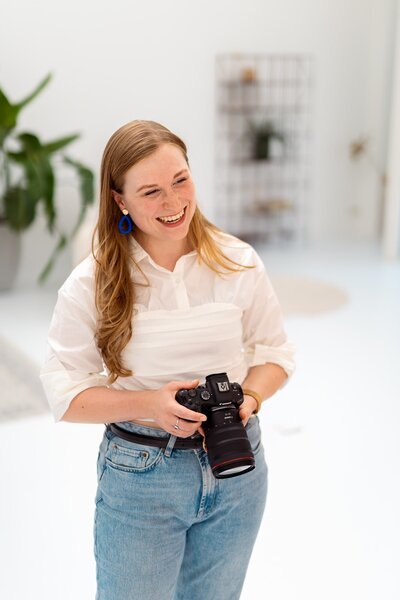 Joy van der Valk business fotograaf voor ondernemers die hun branding sterk willen laten zien in een goede fotoshoot en hun evenement of livedag in geuren en kleuren in beeld willen hebben.