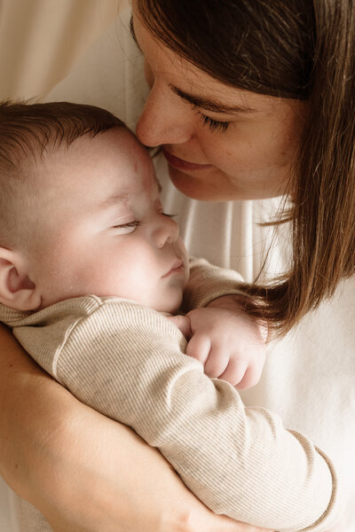 newborn fotograaf - gezinsfotograaf - zwangerschapsfotografie - videograaf - Sint-Niklaas - Pictures by Jess - Mama en baby shoot - videograaf