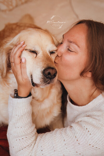 Hond en baasje al knuffelend tijdens een fotoshoot in de daglicht studio in de Kempen