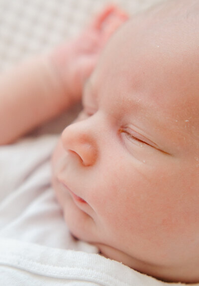 Detail image of a newborn baby in an Amsterdam newborn photoshoot.