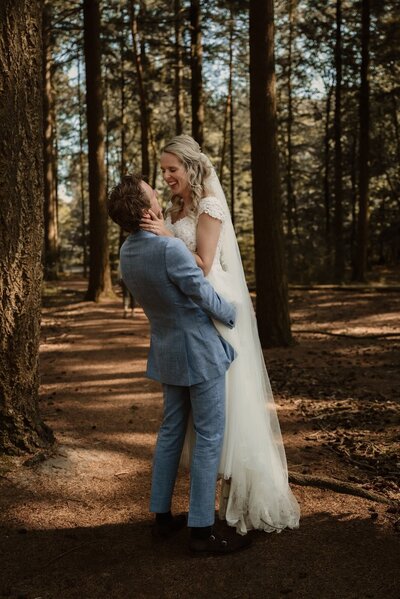Getrouwd koppel tijdens bruiloft fotoshoot