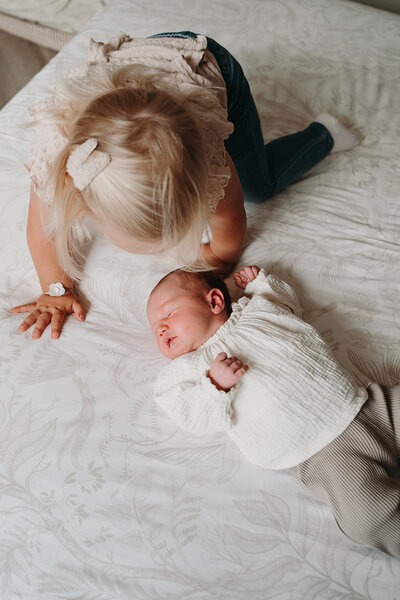 Schattige newbornfoto tijdens een newbornshoot waar de baby de vinger van haar vader vast heeft