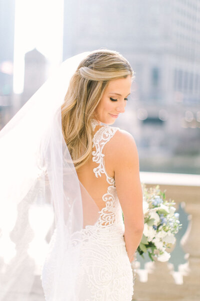 Bride with the Chicago skyline.