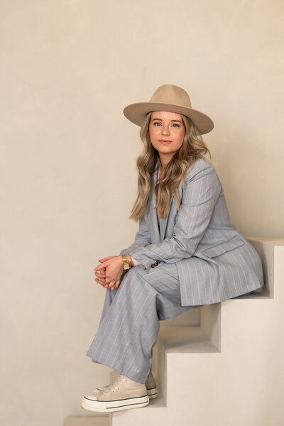 Branding foto van de Meraki Touch, waarbij de kunstenaar kijkt naar haar zelfgemaakte kunstwerk in Studio Laurant, vastgelegd door Juliette Fotografie, met een focus op creativiteit en inspiratie in een artistieke omgeving.