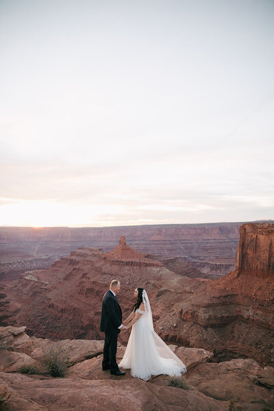 moab-utah-cliff-elopement-4