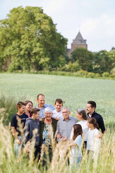 Spontane buitenshoot in de natuur met natuurlijk licht, vastgelegd door Studio 2Shoot op locatie in Zuid-Limburg.