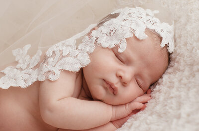 savannah-birth-photographer-crystal-and-lace-newborn-session-kinsleigh-2418