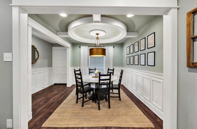 Dining room with seating for 6 in this three-bedroom, two-bathroom vacation rental home featured on Chip and Joanna Gaines' Fixer Upper located in downtown Waco, TX.