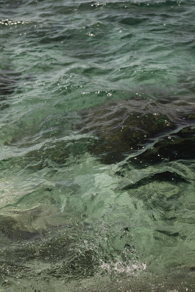 Glitzendes, blaues Wasser