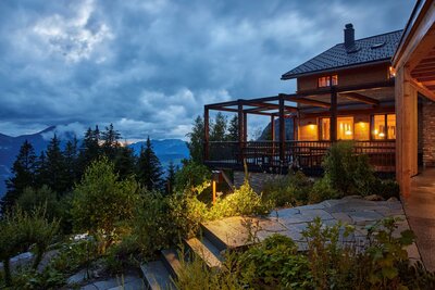 Berglodge von aussen am Abend