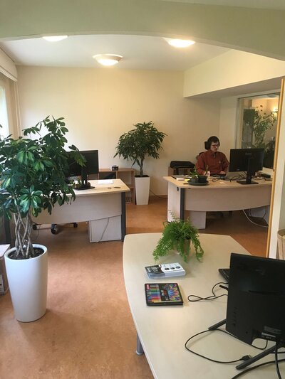 Bureau lumineux au sein de l’espace de travail SATTVA