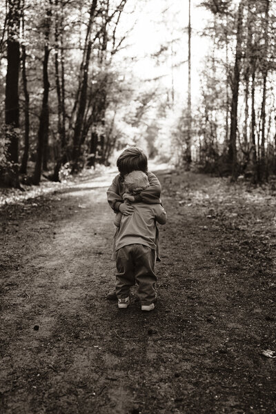 fotoshoot met gezin broers in het bos