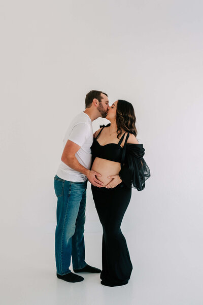 Springfield MO maternity photographer Jessica Kennedy of The XO Photographer captures pregnant mom in jeans laughing in studio