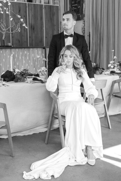 Bruid en bruidegom nippen aan cocktails tijdens trouwfotoshoot