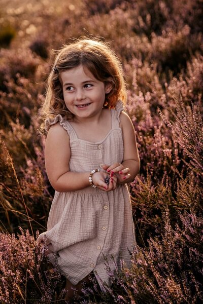 meisje tijdens heide shoot