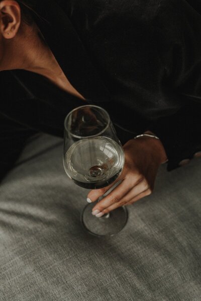 kaboompics_sophisticated-wine-tasting-portraits-modern-asian-woman-in-elegant-black-outfit-holding-white-wine-glass-33684resize