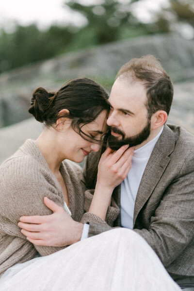 Romantic and intimate wedding photography session in a windy beach in Hanko by wedding photographer Hannika Gabrielsson