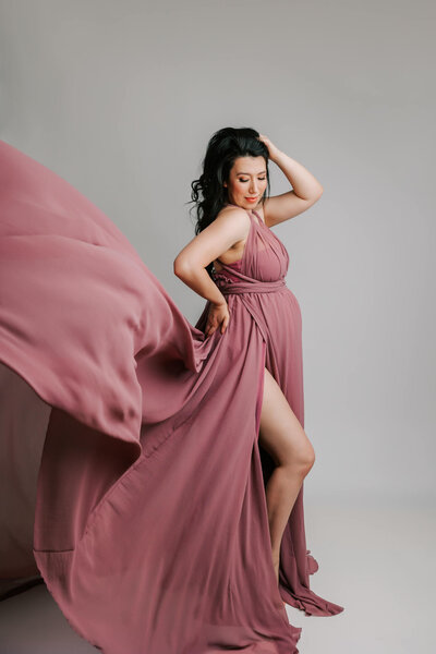 pregnant mom in silk fabric for maternity pictures