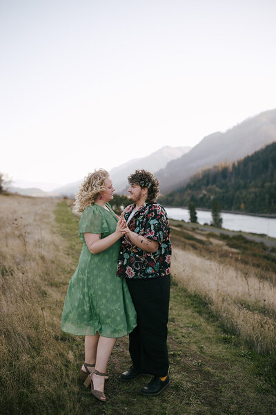 oregon-gorge-columbia-river-engagement-session-5