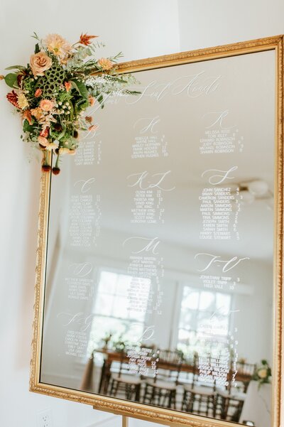 Delicate square mirror with floral bouquet