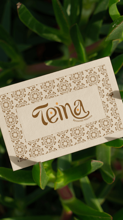 Maquette créée par Fenicia Studio pour l'identité visuelle d'une marque de yoga. Elle représente une carte de visite aux couleurs de l'univers graphique.