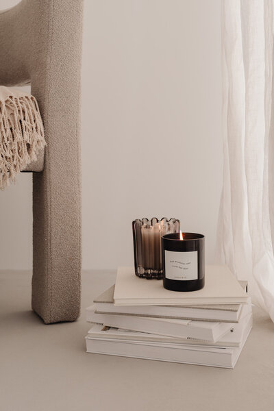 kaboompics_home-decorations-beige-armchair-candles-book-blanket-32094