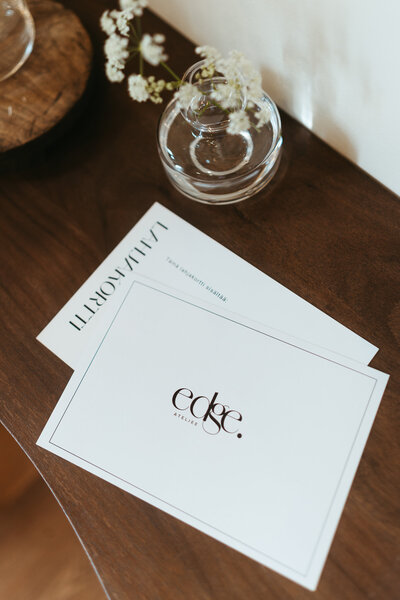 Kuvassa kuva edge ateljeen lahjakortista