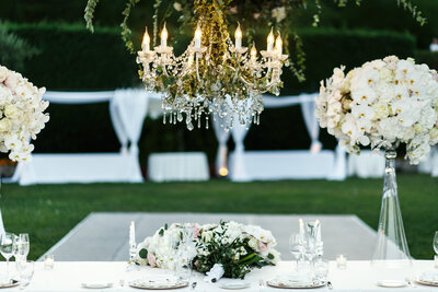 chandelier-with-flowers-greenery-hangs-dinner-table