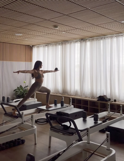 Femme qui fait du pilates sur reformer