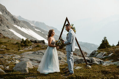 Stunning mountain elopement, featured on Bronte Bride, showcasing beautiful wedding inspiration, real local couples, and amazing Canadian Wedding Vendors.