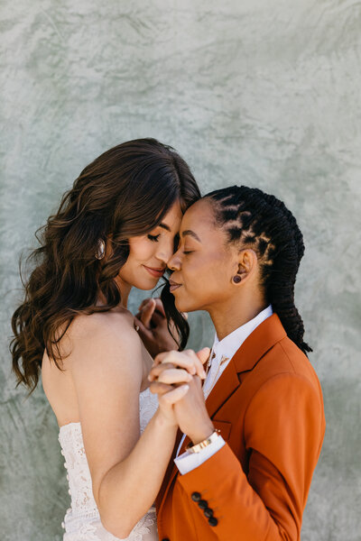 Bride & groom kissing at the alter on a rooftop in a city