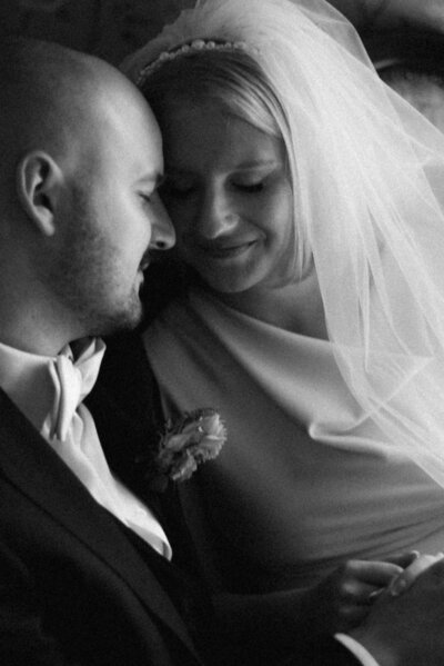 Documentary wedding photography of a wedding in Villa Ivan Falin in Helsinki by wedding photographer Hannika Gabrielsson