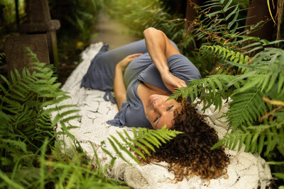 20-2_Kansas_City_Family_Photographer_Johns_Greenhouse_nature_ferns_maternity_laying_down-20