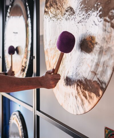 Séance de bain de gongs avec Lydéric. Zoom sur les mailloches et gongs