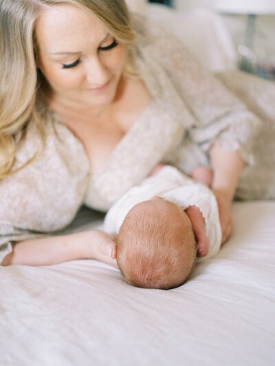 mom-laying-on-bed-with-newborn