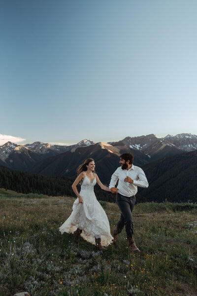 A couple says their vows in the mountains of Colorado near Colorado Springs.